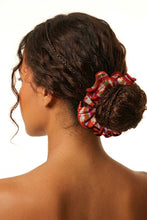 Carica l'immagine nel visualizzatore di Gallery, Model Front: Rio De Sol Chouchou Floral-Scales Scrunchie