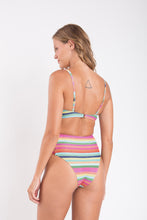 Carica l'immagine nel visualizzatore di Gallery, Model Back: Rio De Sol Ensemble Set Supercolor Bandeau-Joy Highwaist-Spin