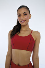 Carica l'immagine nel visualizzatore di Gallery, Model Front: Alto Giro Fitness Haut Top Hyper Recortes Atlanta Vermelho Haute Red