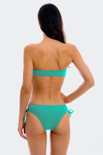 Carica l'immagine nel visualizzatore di Gallery, Model Back: Rio De Sol Ensemble Set Opal Bandeau-Reto Madrid