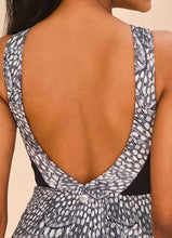 Carica l'immagine nel visualizzatore di Gallery, Model Back: Uv Line Une Pièce Swimsuit Verena Asas Upf50+