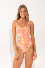 Carica l'immagine nel visualizzatore di Gallery, Model Front: Rio De Sol Une Pièce Ditsy-Butter Julia