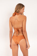 Carica l'immagine nel visualizzatore di Gallery, Model Back: Rio De Sol Haut Top Shimmer-Nocciola Mel