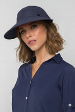 Carica l'immagine nel visualizzatore di Gallery, Model Front: Uv Line Casquette Visor Capri Colors Nac Fem Navy Blue Upf50+
