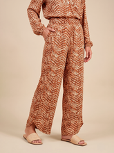 Carica l'immagine nel visualizzatore di Gallery, Gallery: Uv Line Pantalon De Plage Pants Meia Lua Tie Dye Pitanga Upf50+
