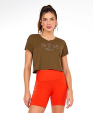 Carica l'immagine nel visualizzatore di Gallery, Model Front: Alto Giro Fitness Haut T-Shirt Cropped Skin Fit Gym Verde Olive