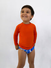 Carica l'immagine nel visualizzatore di Gallery, Model Front: Rio De Sol T-Shirt Calendula Rash-Guard Kids