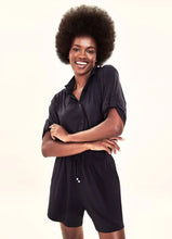 Carica l'immagine nel visualizzatore di Gallery, Model Front: Uv Line Fitness Bas Shorts Fem Basic Black Upf50+