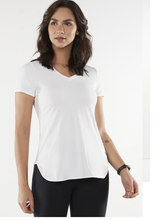 Carica l'immagine nel visualizzatore di Gallery, Model Front: Alto Giro Fitness Haut T-Shirt Skin Fit Alongada Gola V Branco