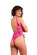 Carica l'immagine nel visualizzatore di Gallery, Model Back: Rio De Sol Une Pièce Flavors Zoe