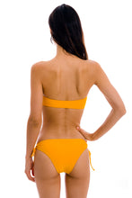 Carica l'immagine nel visualizzatore di Gallery, Model Back: Rio De Sol Haut Top Uv-Pequi Bandeau-Reto