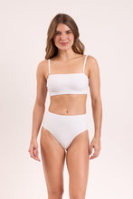 Carica l'immagine nel visualizzatore di Gallery, Model Front: Rio De Sol Haut Top Memphis-White Bandeau-Reto