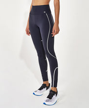 Carica l'immagine nel visualizzatore di Gallery, Model Front: Alto Giro Fitness Bas Legging Body Tex Breeze Com Refletivo Preto