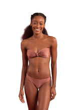 Carica l'immagine nel visualizzatore di Gallery, Model Front: Rio De Sol Haut Top Shimmer-Copper Bandeau-Joy