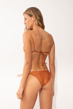 Carica l'immagine nel visualizzatore di Gallery, Model Back: Rio De Sol Bas Bottom Shimmer-Nocciola Ibiza-Comfy-Gold
