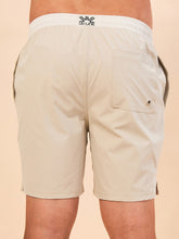 Carica l'immagine nel visualizzatore di Gallery, Model Back: Uv Line Bermuda / Short Pour Homme Shorts Acqua Boxer Areia Upf50+