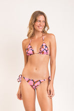 Carica l'immagine nel visualizzatore di Gallery, Model Front: Rio De Sol Bas Bottom Amore-Pink Lacinho