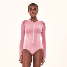 Carica l'immagine nel visualizzatore di Gallery, Model Front: Uv Line Une Pièce Swimsuit Macae Malva Upf50+