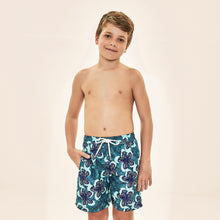 Carica l'immagine nel visualizzatore di Gallery, Model Front: Uv Line Maillot De Bain Garçon Shorts Aqua Hibiscus Kids Upf50+