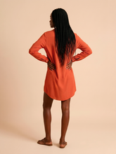 Carica l'immagine nel visualizzatore di Gallery, Model Back: Uv Line Chemise Shirtdress Copenhagen Pitanga Upf50+