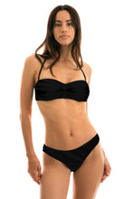 Carica l'immagine nel visualizzatore di Gallery, Model Front: Rio De Sol Haut Top Preto Bandeau-Pli