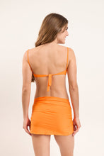 Carica l'immagine nel visualizzatore di Gallery, Model Back: Rio De Sol Jupe De Page Bio-Laranjada Skirt Knot