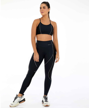 Carica l'immagine nel visualizzatore di Gallery, Model Front: Alto Giro Fitness Bas Legging Hyper Recortes Atlanta Preto