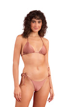 Carica l'immagine nel visualizzatore di Gallery, Model Front: Rio De Sol Bas Bottom Shimmer-Copper Cheeky-Tie