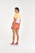 Carica l'immagine nel visualizzatore di Gallery, Model Back: Alto Giro Fitness Haut T-Shirt Sunset Amarelo Amber