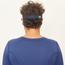 Carica l'immagine nel visualizzatore di Gallery, Model Back: Uv Line Visière Visor Athletic Dry Fem Navy Blue Upf50+