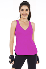 Carica l'immagine nel visualizzatore di Gallery, Model Front: Alto Giro Fitness Haut Regata Skin Fit Alongada Gola V Pink Orchid