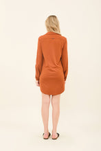 Carica l'immagine nel visualizzatore di Gallery, Model Back: Uv Line Chemise Shirtdress Copenhagen Caramelo Upf50+
