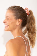 Carica l'immagine nel visualizzatore di Gallery, Model Front: Rio De Sol Chouchou Sahari Scrunchie