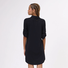 Carica l'immagine nel visualizzatore di Gallery, Model Back: Uv Line Chemise Shirtdress Copenhagen Fem Black Upf50+