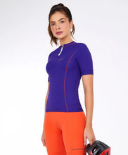 Carica l'immagine nel visualizzatore di Gallery, Model Front: Alto Giro Fitness Haut T-Shirt Skin Fit Biker Com Bolsos Roxo Eletric