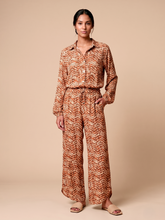 Carica l'immagine nel visualizzatore di Gallery, Model Front: Uv Line Pantalon De Plage Pants Meia Lua Tie Dye Pitanga Upf50+