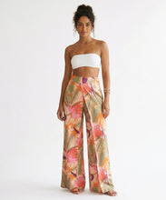Carica l'immagine nel visualizzatore di Gallery, Model Front: Rio De Sol Pantalon De Plage Oasis Wide Pants
