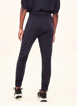 Carica l'immagine nel visualizzatore di Gallery, Model Back: Uv Line Pantalon De Plage Pants Fem Basic Black Upf50+