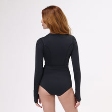 Carica l'immagine nel visualizzatore di Gallery, Model Back: Uv Line Une Pièce Swimsuit Macae Color V22 Ml Fem Black Upf50+