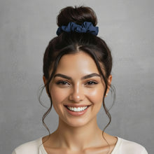 Carica l'immagine nel visualizzatore di Gallery, Model Front: Rio De Sol Chouchou Navy Scrunchie