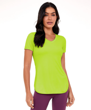 Carica l'immagine nel visualizzatore di Gallery, Model Front: Alto Giro Fitness Haut T-Shirt Skin Fit Alongada Gola V Verde Acidlime