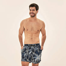 Carica l'immagine nel visualizzatore di Gallery, Model Front: Uv Line Short De Bain Short Acqua Coqueiros Marinho Upf50+