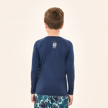 Carica l'immagine nel visualizzatore di Gallery, Model Back: Uv Line T-Shirt Acqua Qr Code Marinho Upf50+