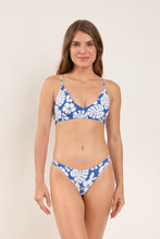 Carica l'immagine nel visualizzatore di Gallery, Model Front: Wednesday In Hawaii By Rio De Sol Haut Top Pua-Pacifica Hana