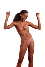 Carica l'immagine nel visualizzatore di Gallery, Image 04: Rio De Sol Ensemble Set Shimmer-Copper Bandeau-Joy Nice-Fio