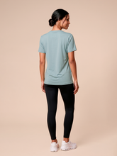 Carica l'immagine nel visualizzatore di Gallery, Model Back: Uv Line Haut De Plage T-Shirt Uvpro Fem Green Water Upf50+