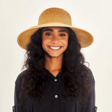 Carica l'immagine nel visualizzatore di Gallery, Model Front: Uv Line Chapeau Souple/Capeline Hat Santorini Imp Fem Wheat Upf50+