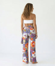 Carica l'immagine nel visualizzatore di Gallery, Model Back: Rio De Sol Pantalon De Plage Garden-Flower Pants Knot