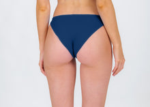 Carica l'immagine nel visualizzatore di Gallery, Model Back: Rio De Sol Bas Bottom Navy Essential-Comfy