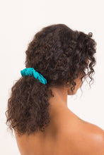 Carica l'immagine nel visualizzatore di Gallery, Model Front: Rio De Sol Chouchou Malibu-Atol Scrunchie